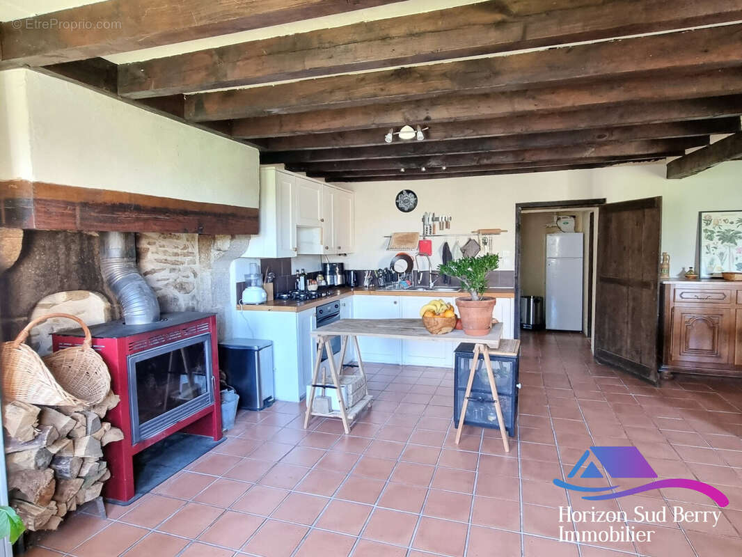 cuisine avec poele à bois - Maison à POULIGNY-NOTRE-DAME