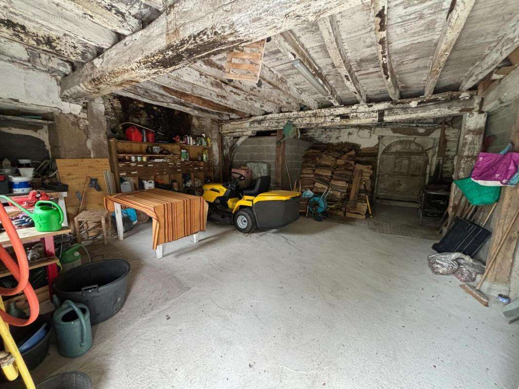 Maison avec dépendances et 6920 m² de terrain - photo 12