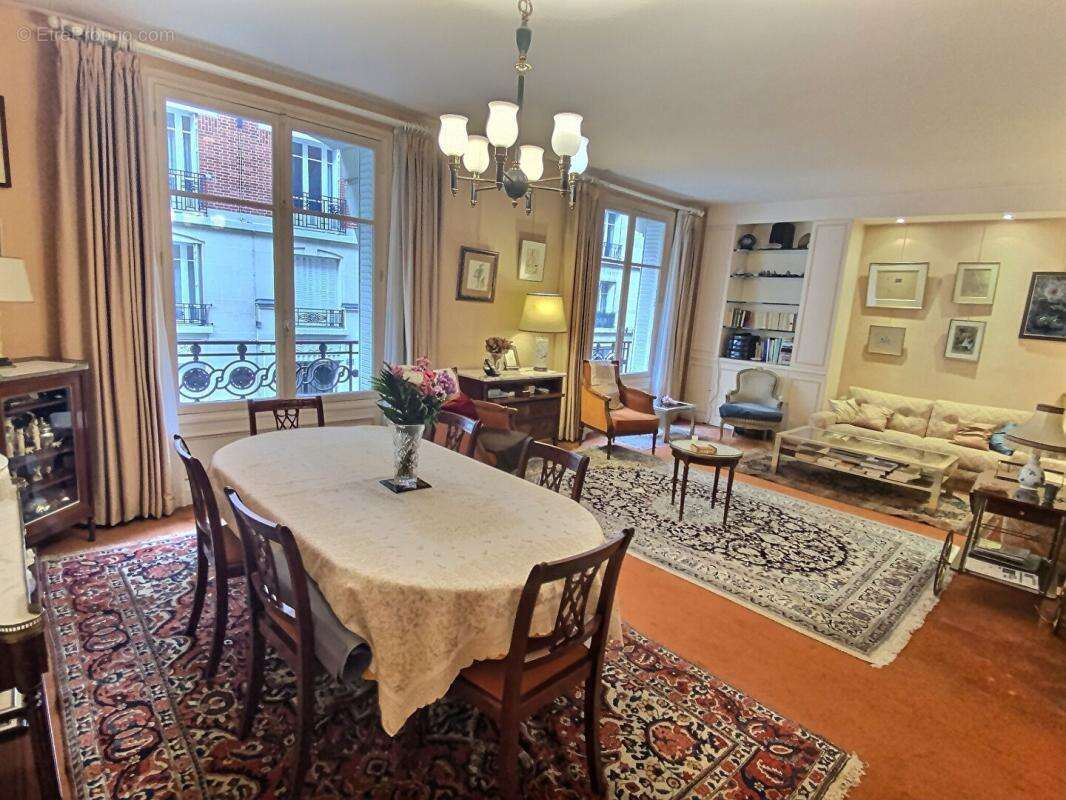 Appartement à PARIS-16E
