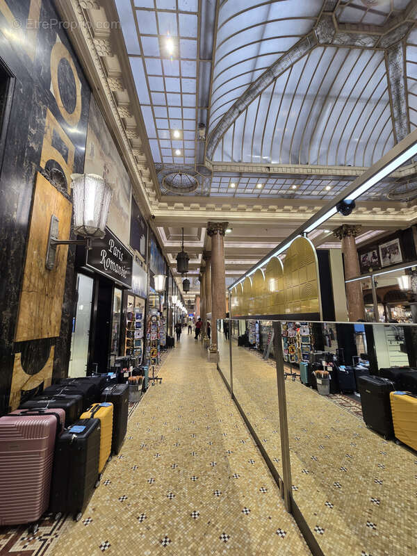 Commerce à PARIS-8E