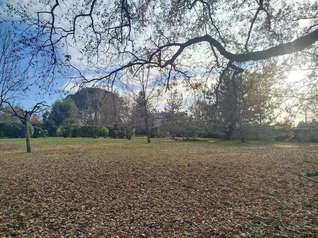 Terrain à SAINT-ETIENNE-DE-TULMONT