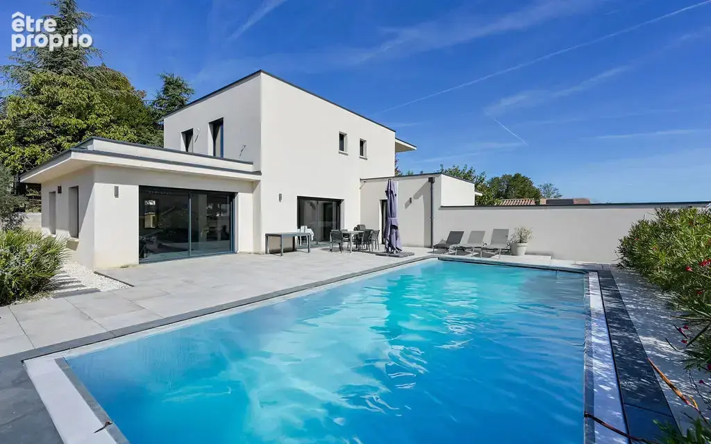 Maison récente lumineuse avec sous-sol, dépendances et piscine - photo 1