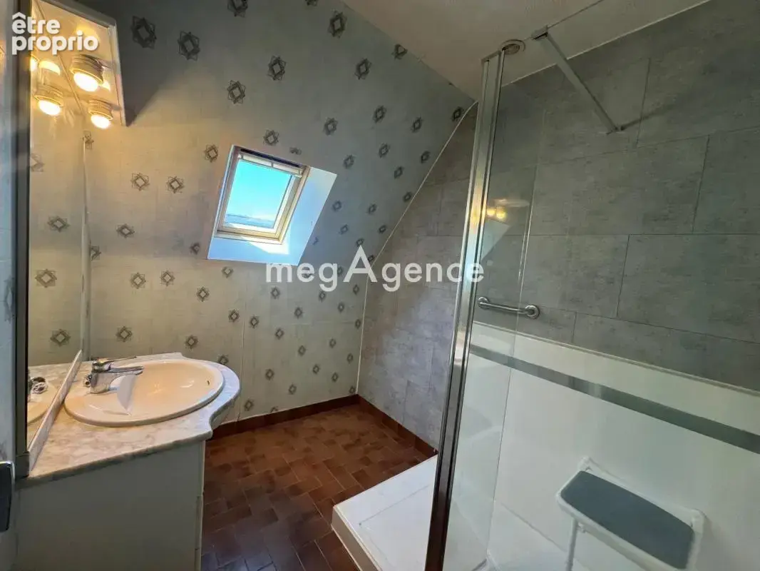 Lanester – Maison 3 chambres avec garage, jardin clos et beau potentiel - photo 9