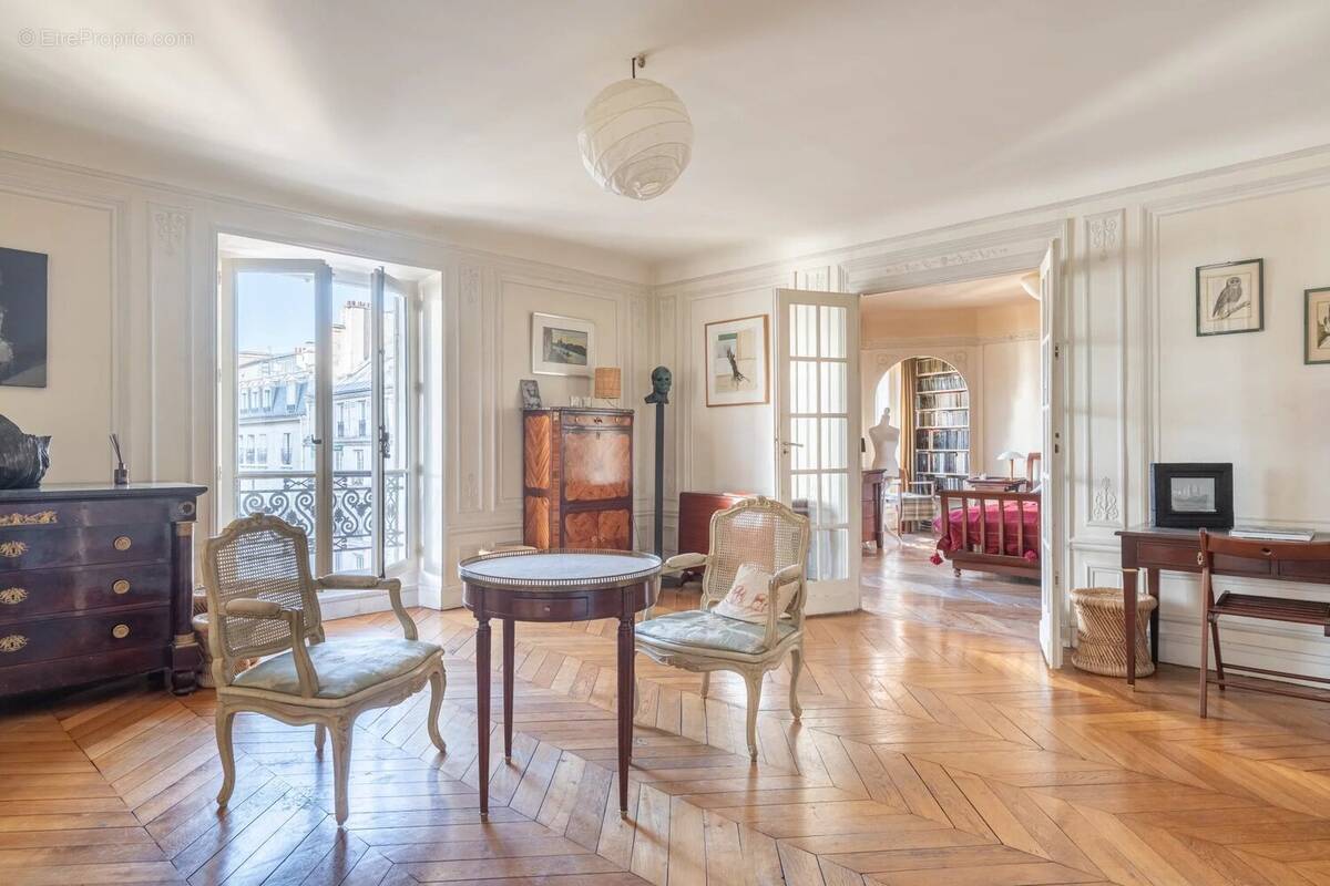 Appartement à PARIS-1E