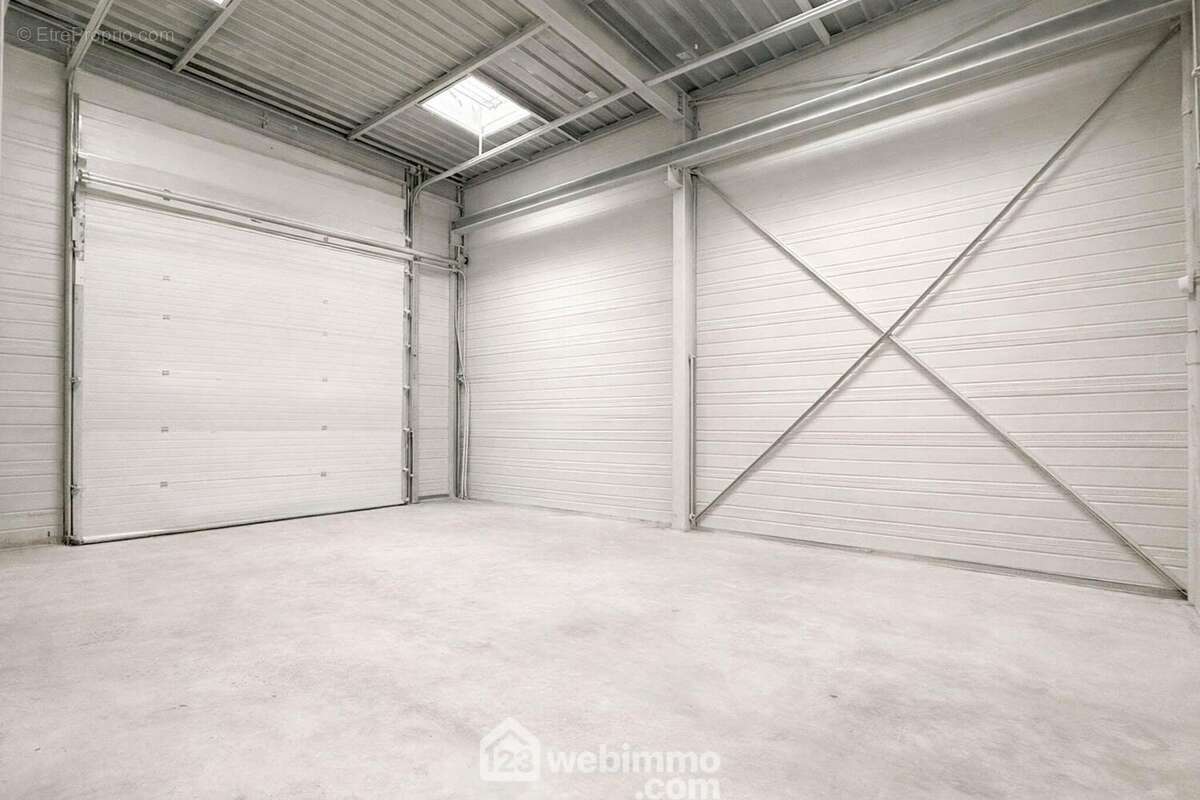 ? complété par un atelier avec deux portails électriques à chaque extrémité du bâtiment. - Commerce à BAUGE