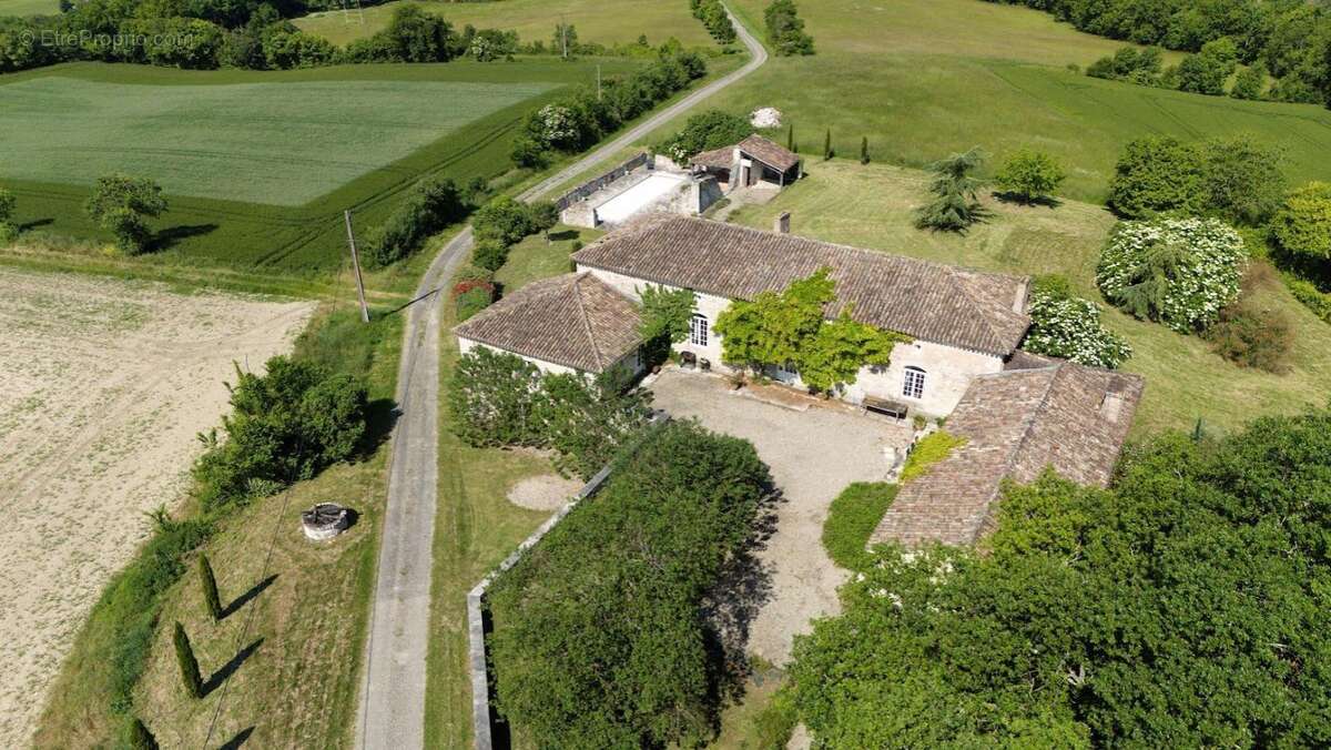 Maison à SAINT-MARTIN-DE-BEAUVILLE