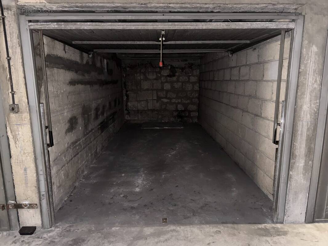 Parking à PARIS-18E