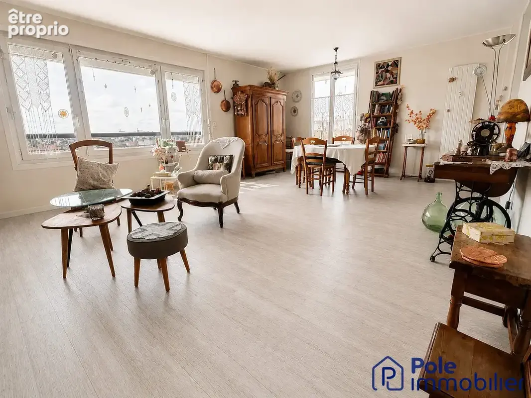 CAEN APPARTEMENT AVEC BALCON ET GARAGE - SEJOUR 