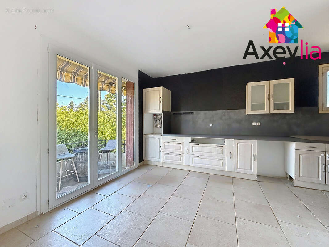 A vendre - pouilly-sous-charlieu - maison d'habitation avec 5 chambres, garage et terrain - photo 5