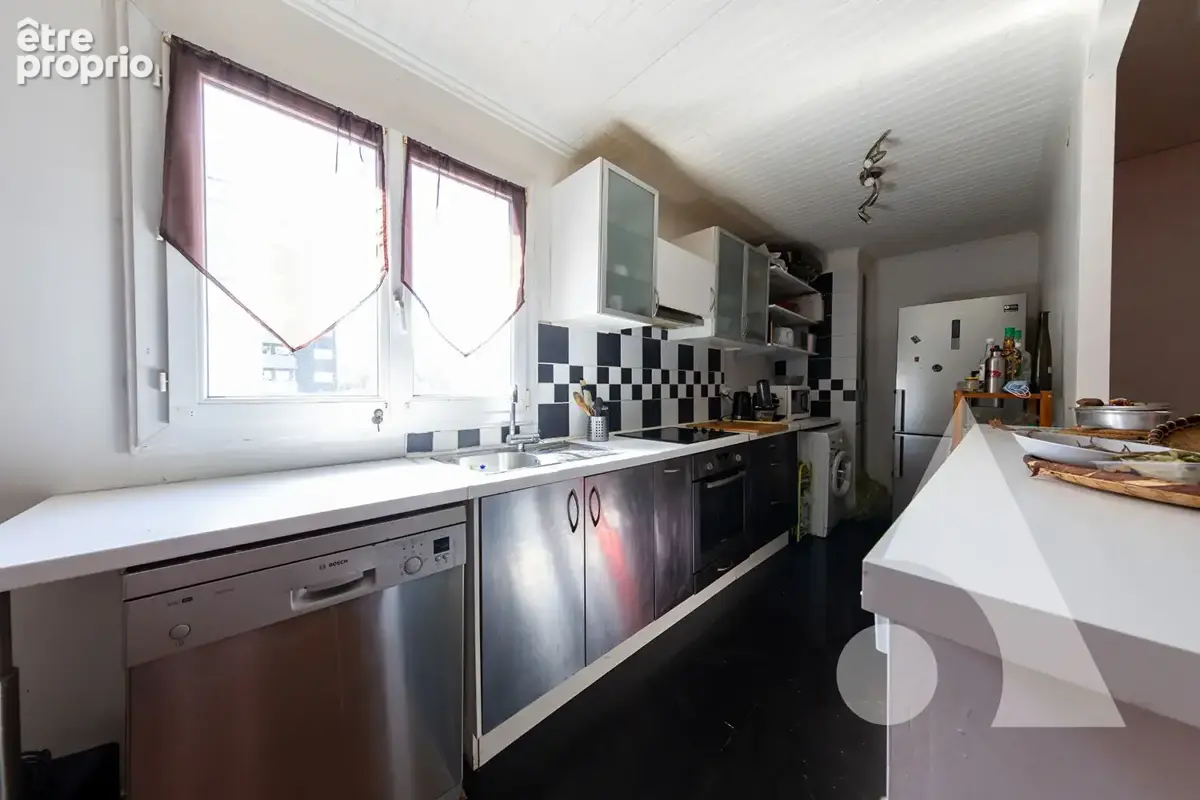 Grand Bourg : F3 en dernier étage + cave + Garage - photo 3