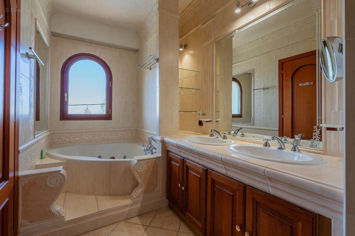 Villa contemporaine de prestige – Vue mer – Piscine chauffée & jacuzzi – Saint-Jean Grasse - photo 24