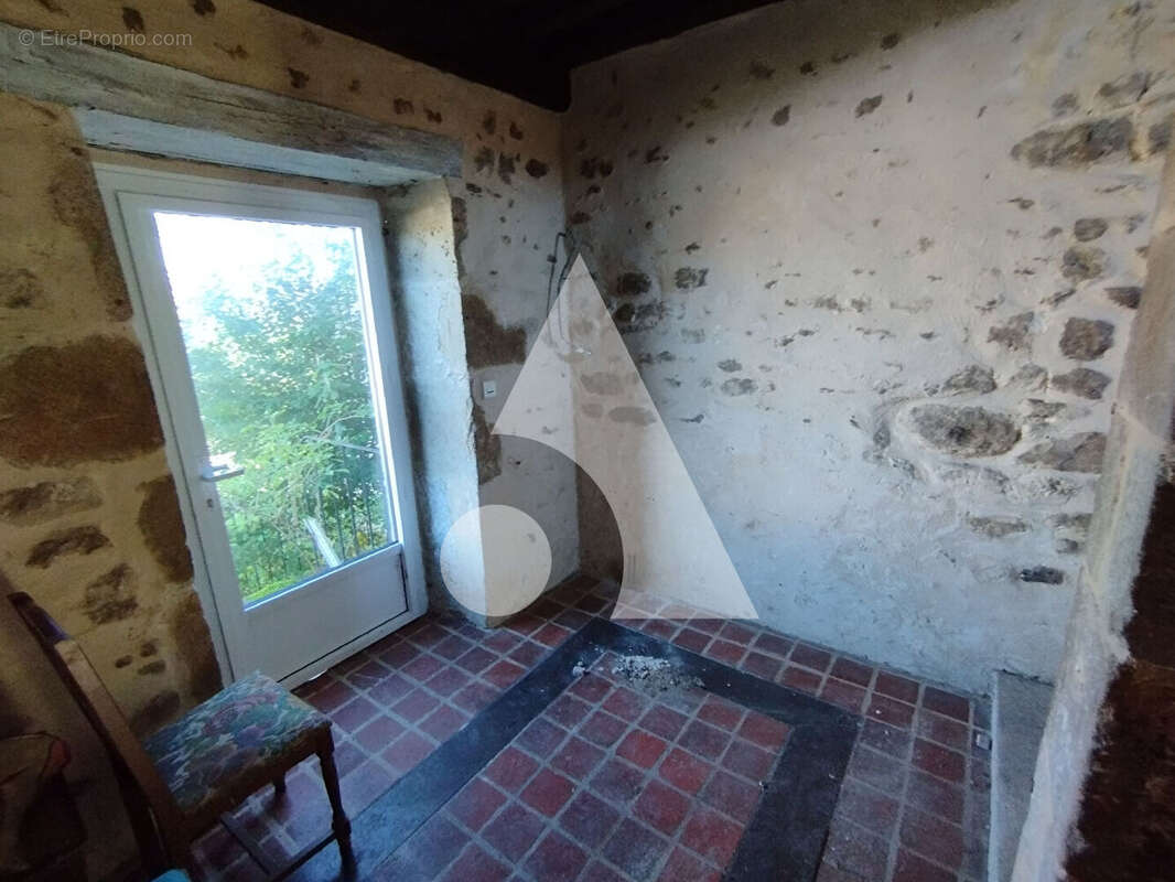 Maison à SAINT-ROMAIN-SOUS-GOURDON