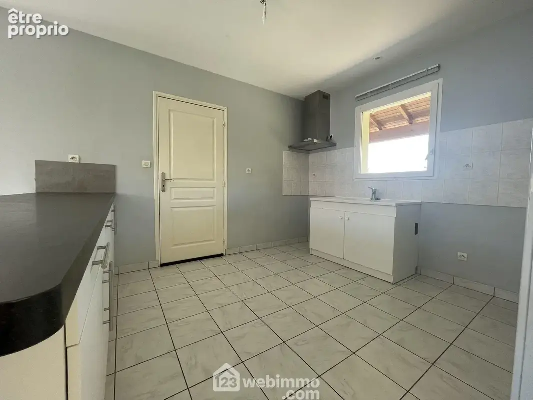 Attenante et semi ouverte, la cuisine à aménager et équiper.