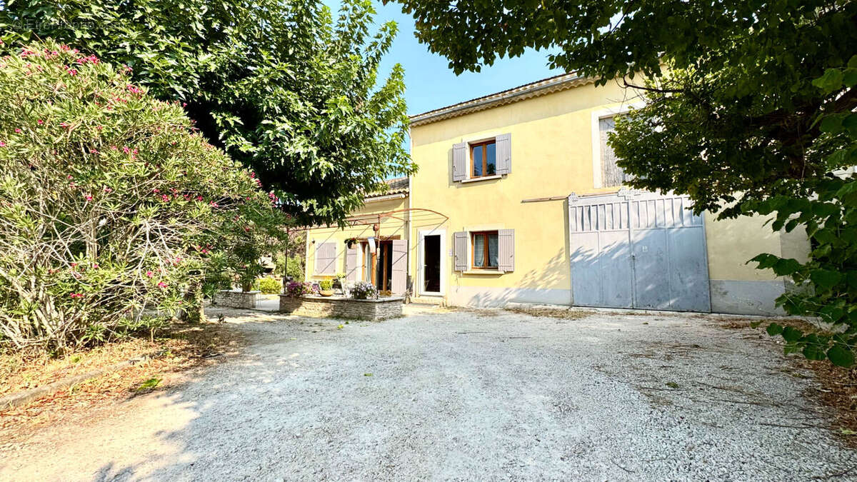 Mas avec piscine et dependances sur 1133 m² de jardin clos et arboré. - photo 17