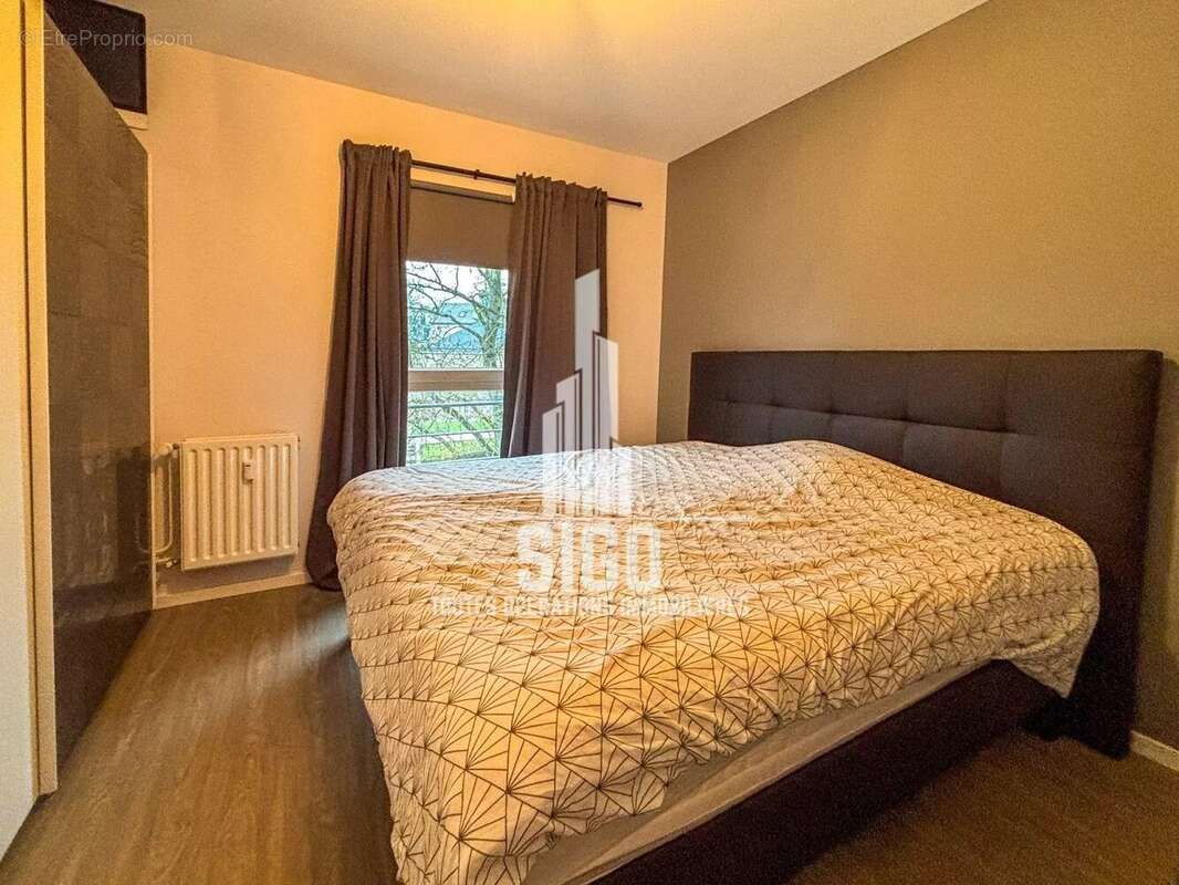 Appartement à COMBES