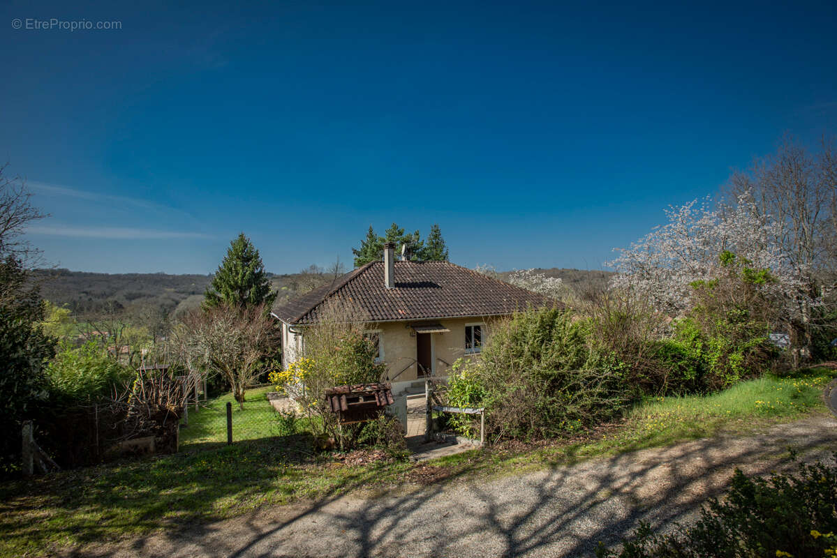 Maison  5 pièce(s) 98 m2 plein pied, 3ch, grande sous sol, jardin 1977M2 - photo 2
