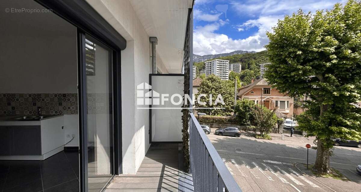 EXCLUSIVITE FONCIA - Aix les Bains, Résidence récente - Grand T2 au 2ème étage, avec Belle Terrasse et garage en sous sol - photo 3