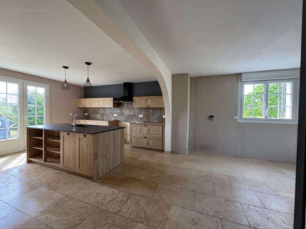 Maison avec fort potentiel , sous-sol complet et 1 800 m² de terrain constructible - photo 3