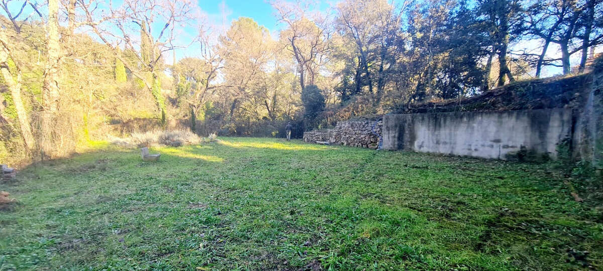 Terrain à LORGUES