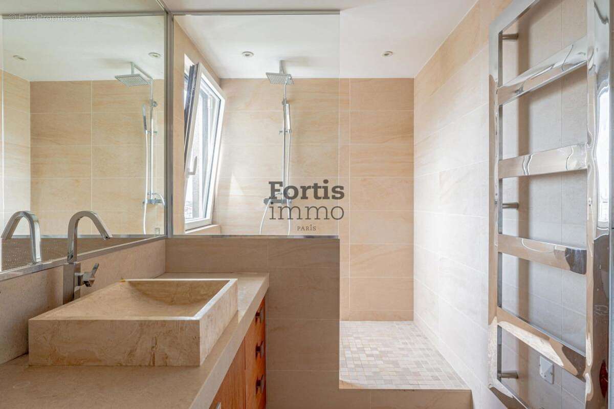 Appartement à PARIS-14E