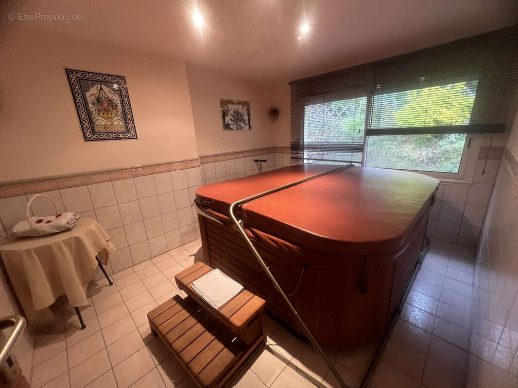 Commerce à JUGON-LES-LACS