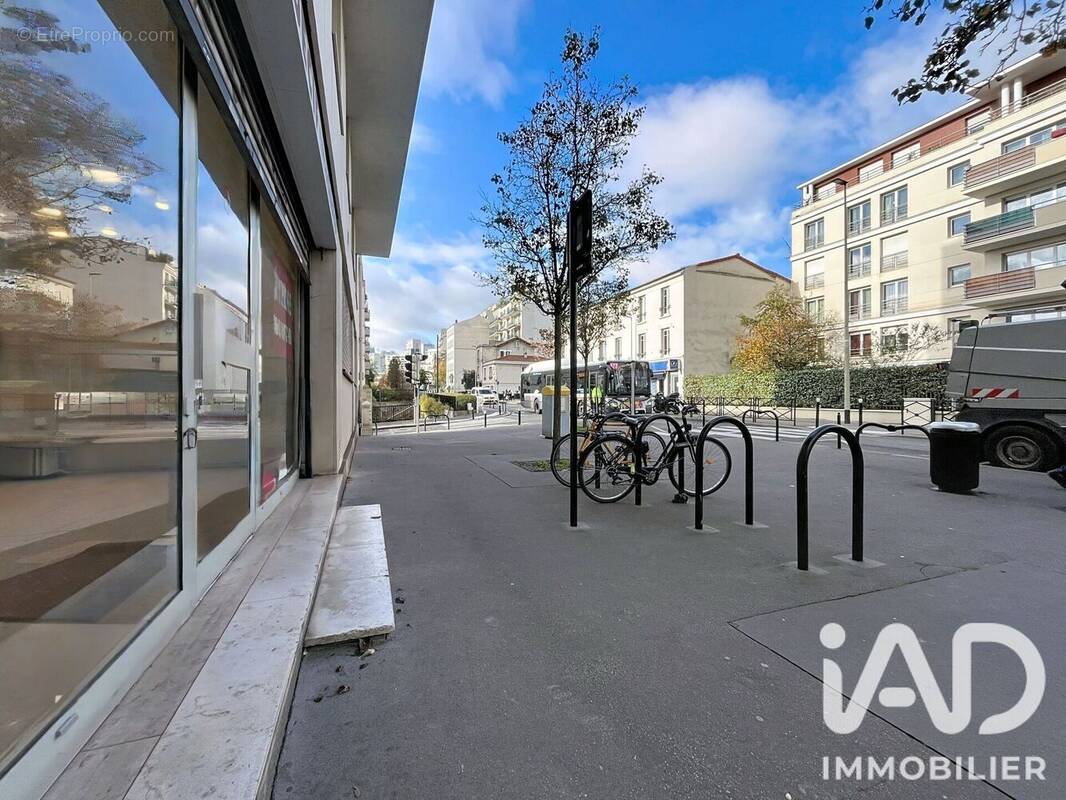 Photo 1 - Commerce à COURBEVOIE