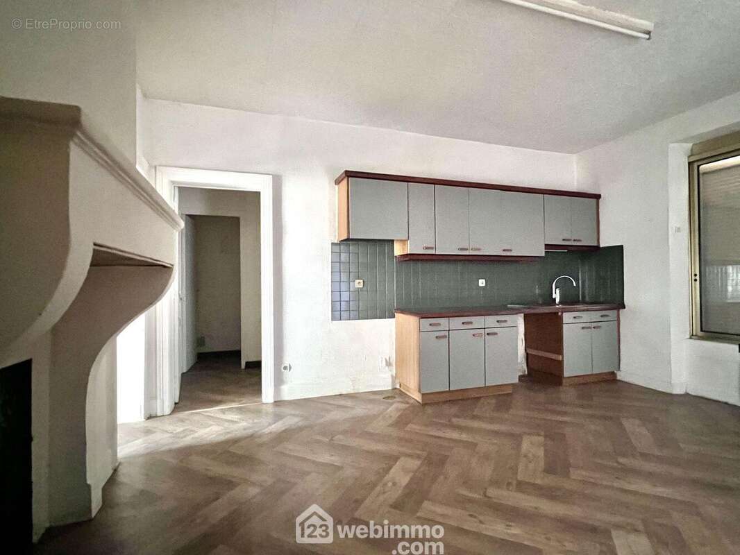 RDC: grande cuisine de 20m² - Appartement à BRAS-SUR-MEUSE