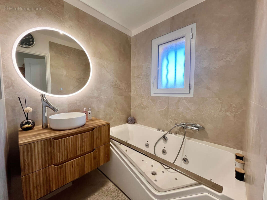 Maison à LES ISSAMBRES