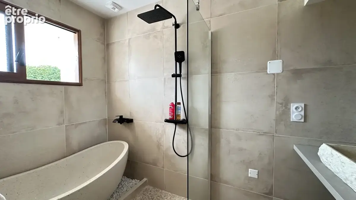 Villa balinaise rénovée proche du Bourg de type 6 pièces de 180 m2 avec piscine - photo 17