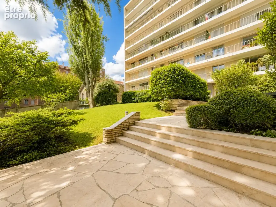 Bécon   Beau 3 pièces avec balcon, vue dégagée, parking et cave - photo 14