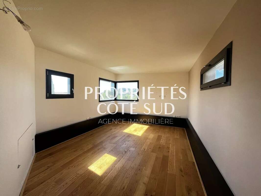 PUJAUT – Villa 166 m²  Piscine  Terrain 1 000 m² sans vis-à-vis  Vue village - photo 13