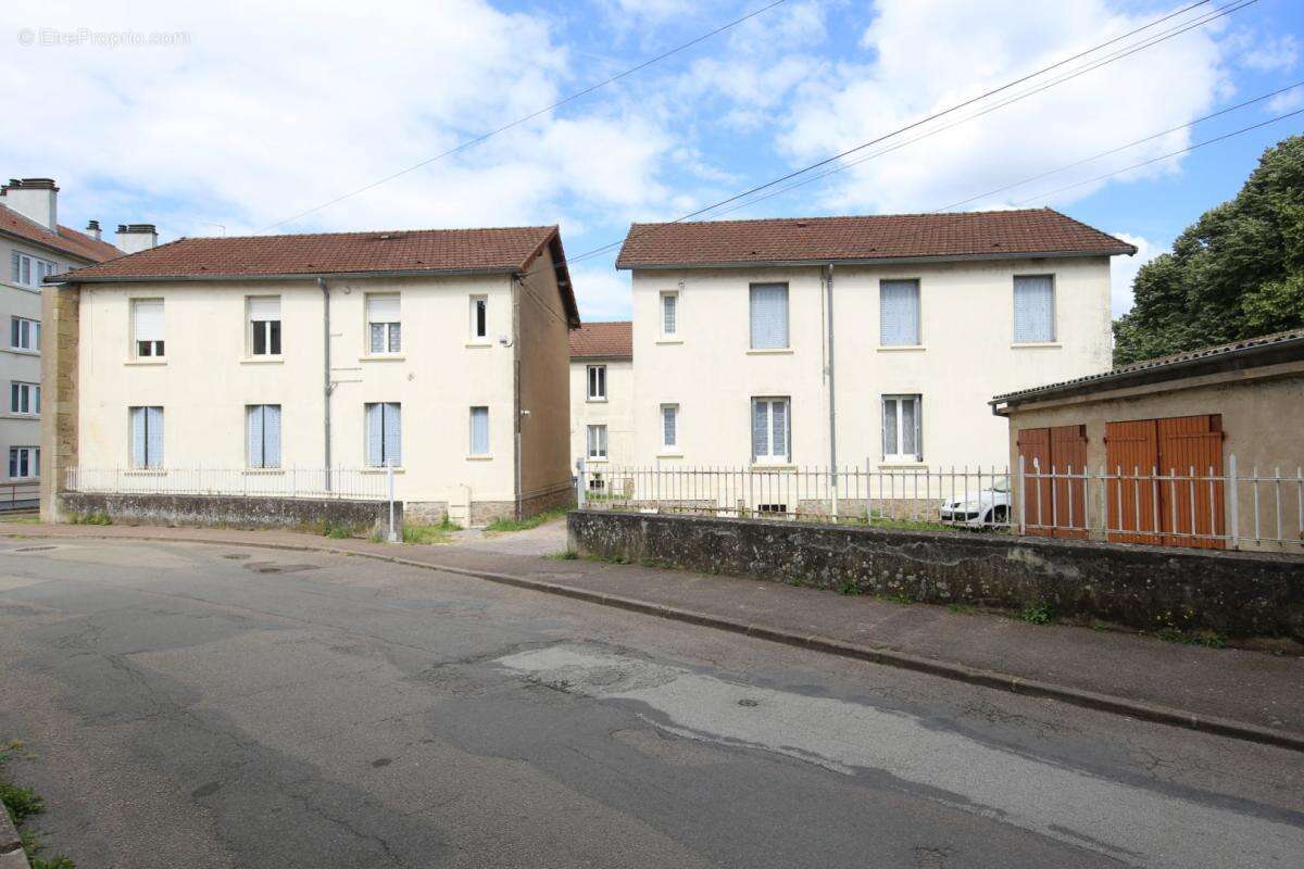 Ensemble de trois immeubles avec jardin et garages - photo 15