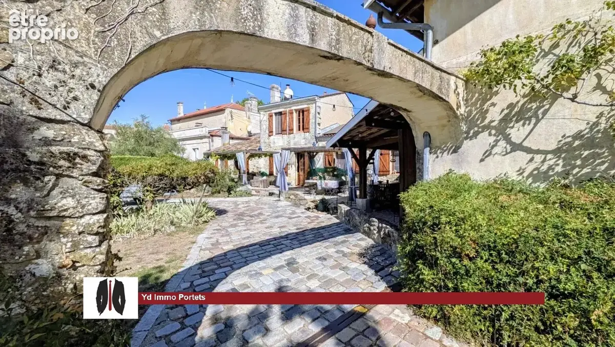 Photo Maison à Saint-Selve au prix de 582 400€