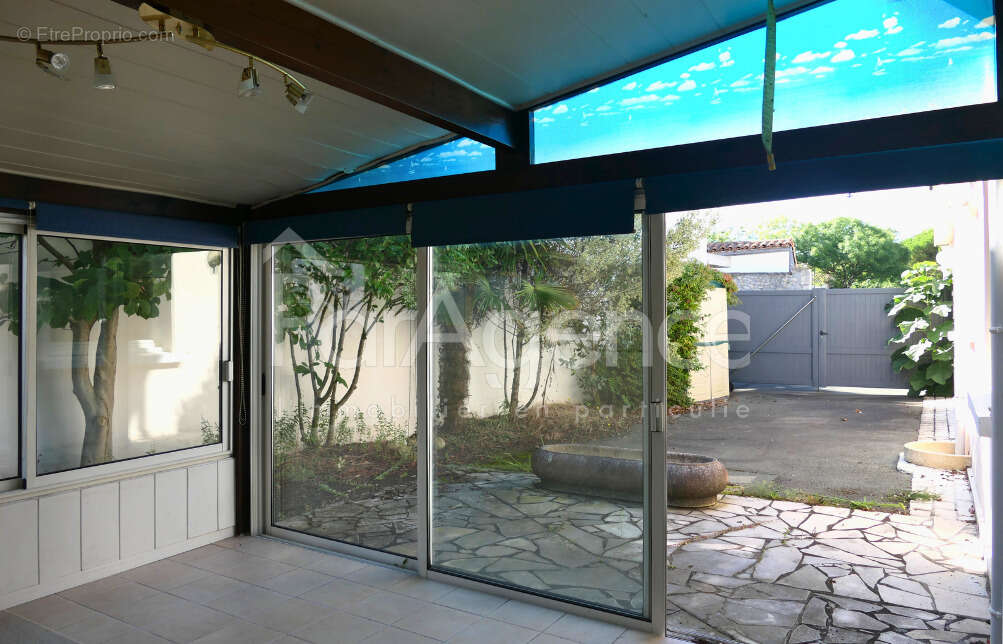 Commerce à VAUX-SUR-MER