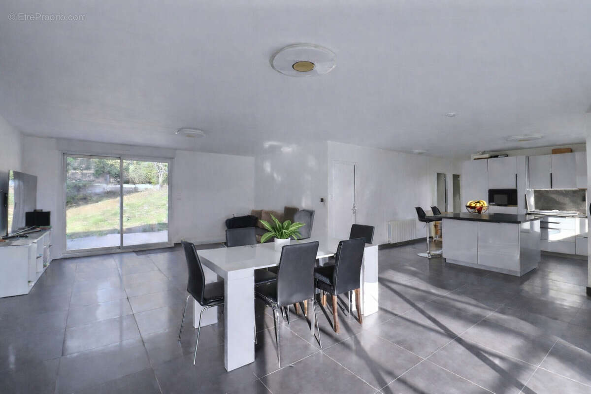 Maison à SAINT-CLEMENT-DE-RIVIERE