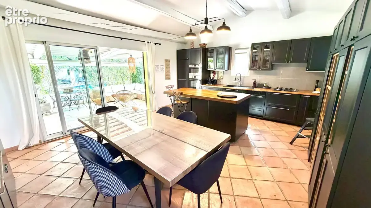 Villa avec piscine sur 2700 m² de jardin, clos, arboré et paysagé. - photo 7