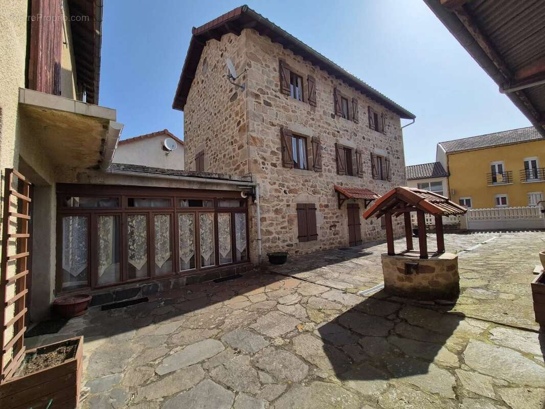 Maison en pierre sur trois niveaux avec dépendances et terrain - photo 3