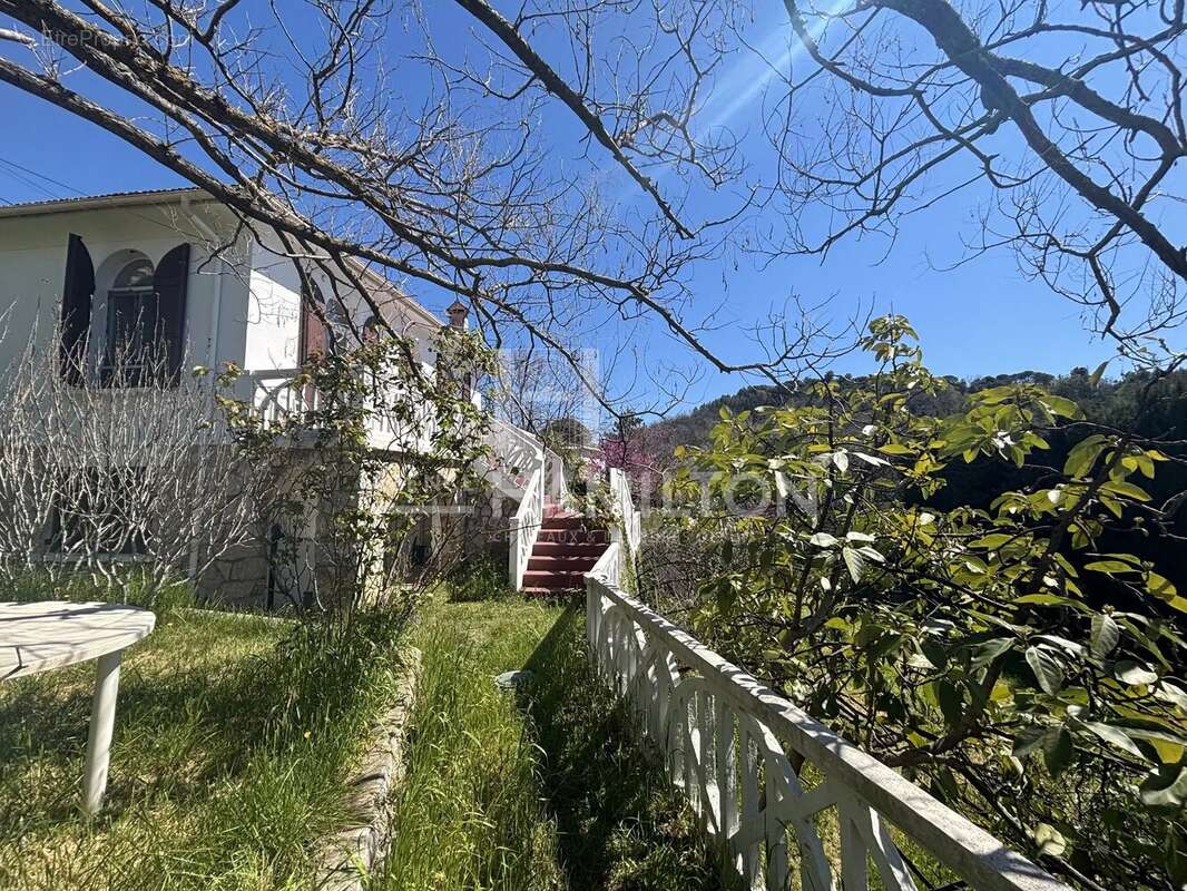 Maison à CHATEAUNEUF-GRASSE