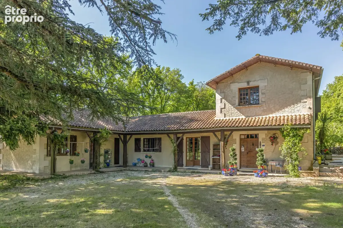 Photo Maison à Douzat au prix de 875 000€
