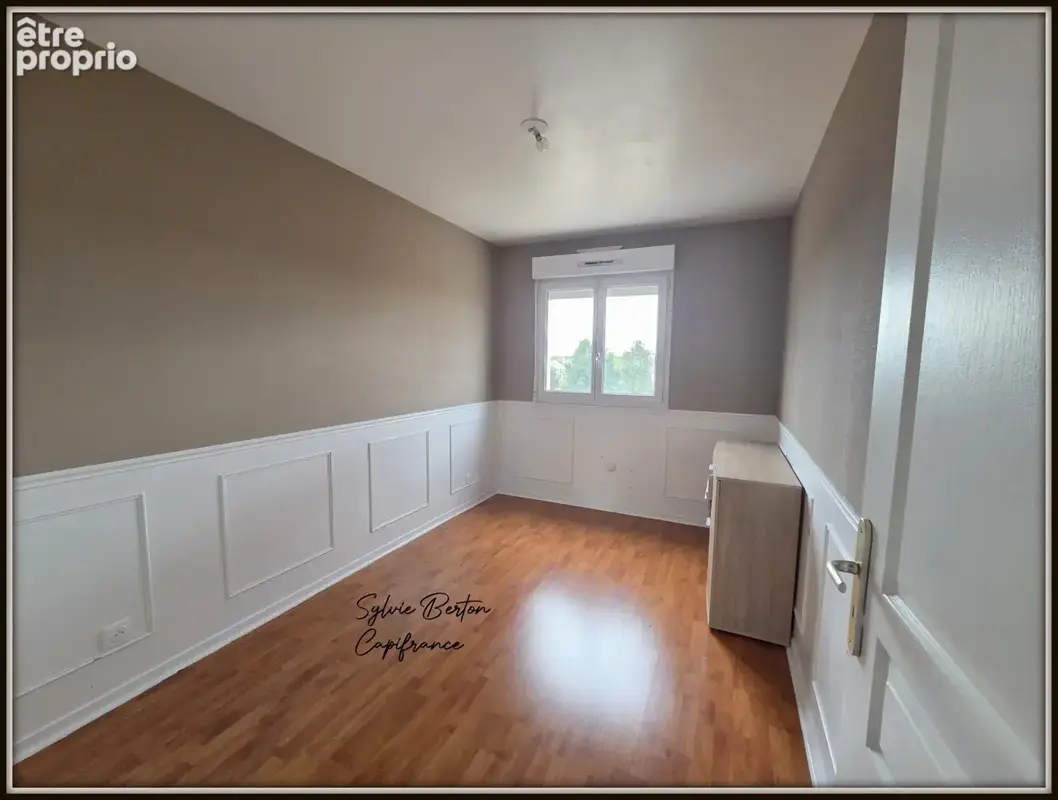 VAUJOURS - Appartement T3 de 72 m3 avec balcon, box et place de parking - photo 6
