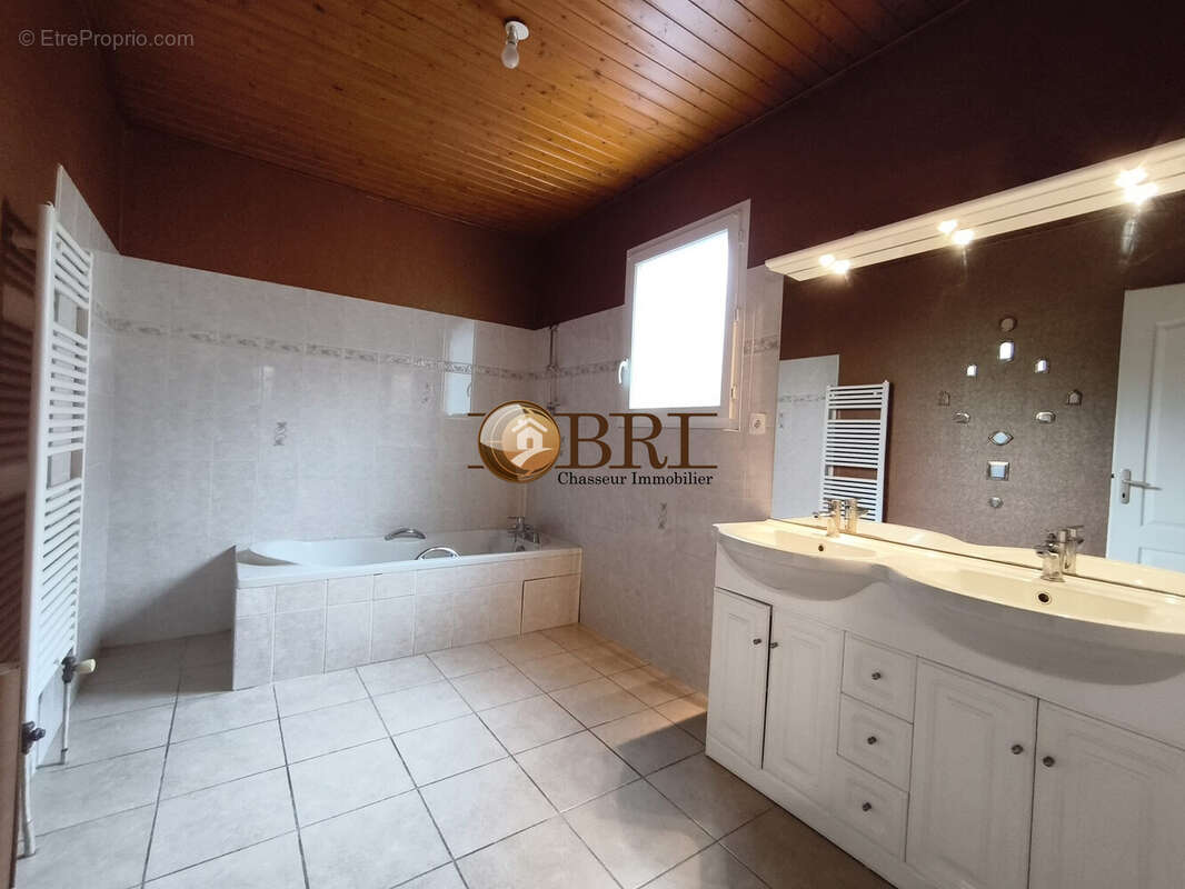 salle de bains - Maison à SAINT-JEAN-DE-SOUDAIN