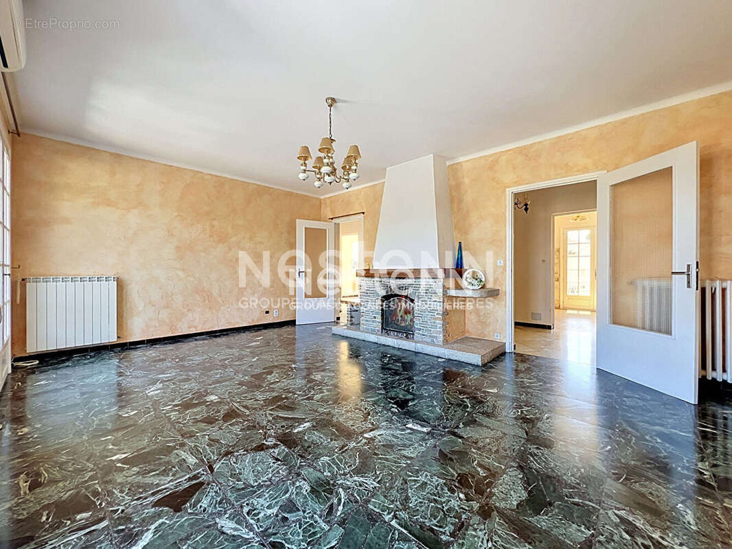 Golfe-Juan - Maison 5P 126 m² + Appartement indépendant 3P 98 m² - Terrain 1 480 m² - Sous-sol 70 m² - Parkings - Proche mer - photo 20