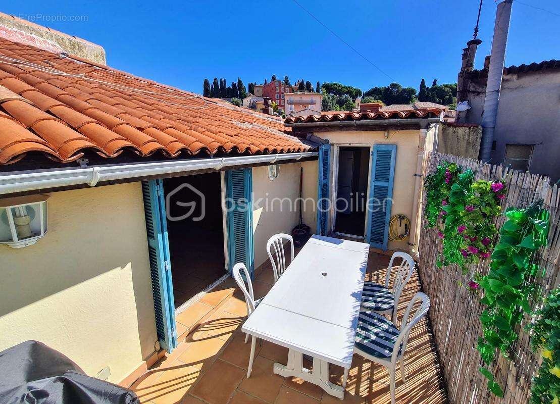 Dernier étage avec terrasse au cœur du Vieux-Nice – Fort potentiel - photo 2