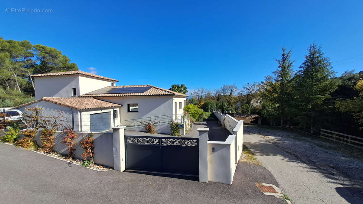 Maison à SAINTE-CECILE-LES-VIGNES