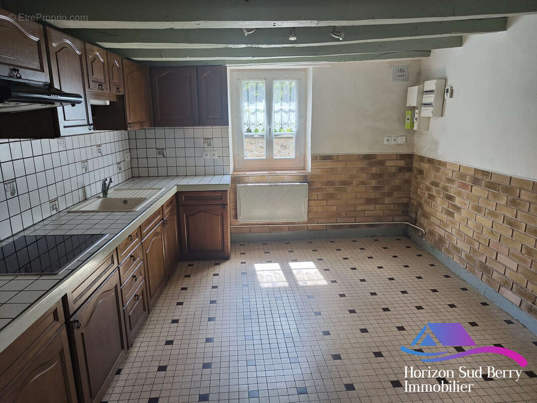 Cuisine aménagée et équipée - Maison à BRIANTES