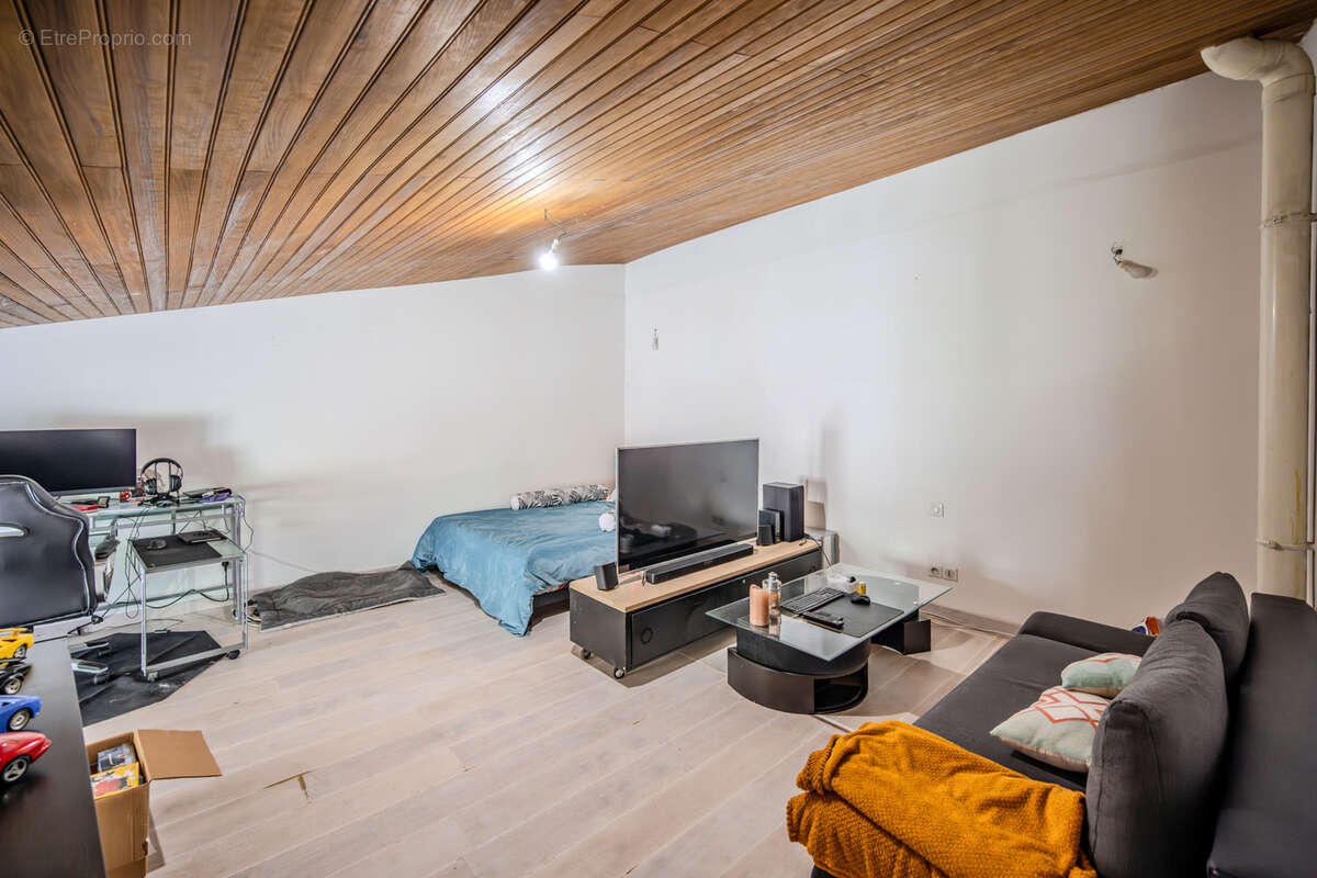 Appartement à MEOUNES-LES-MONTRIEUX