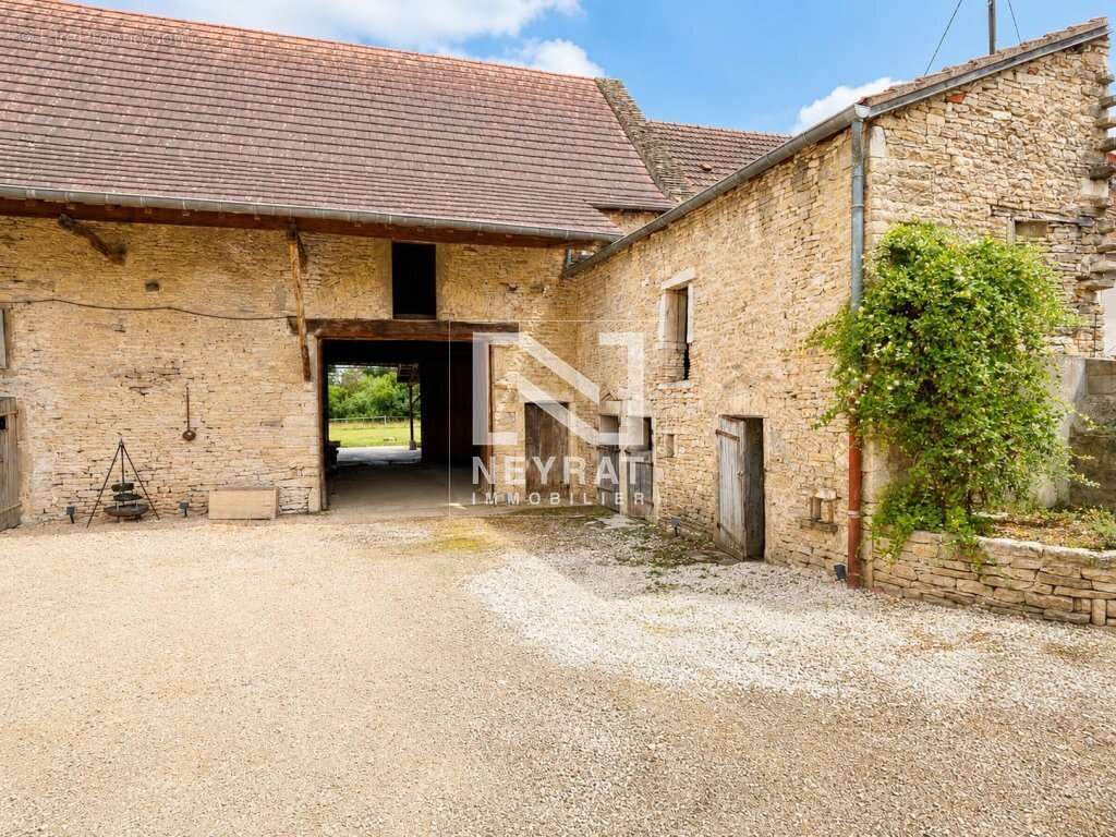 Propriété de charme rénovée avec prestations haut de gamme, grange remarquable et fort potentiel d'aménagement - photo 17