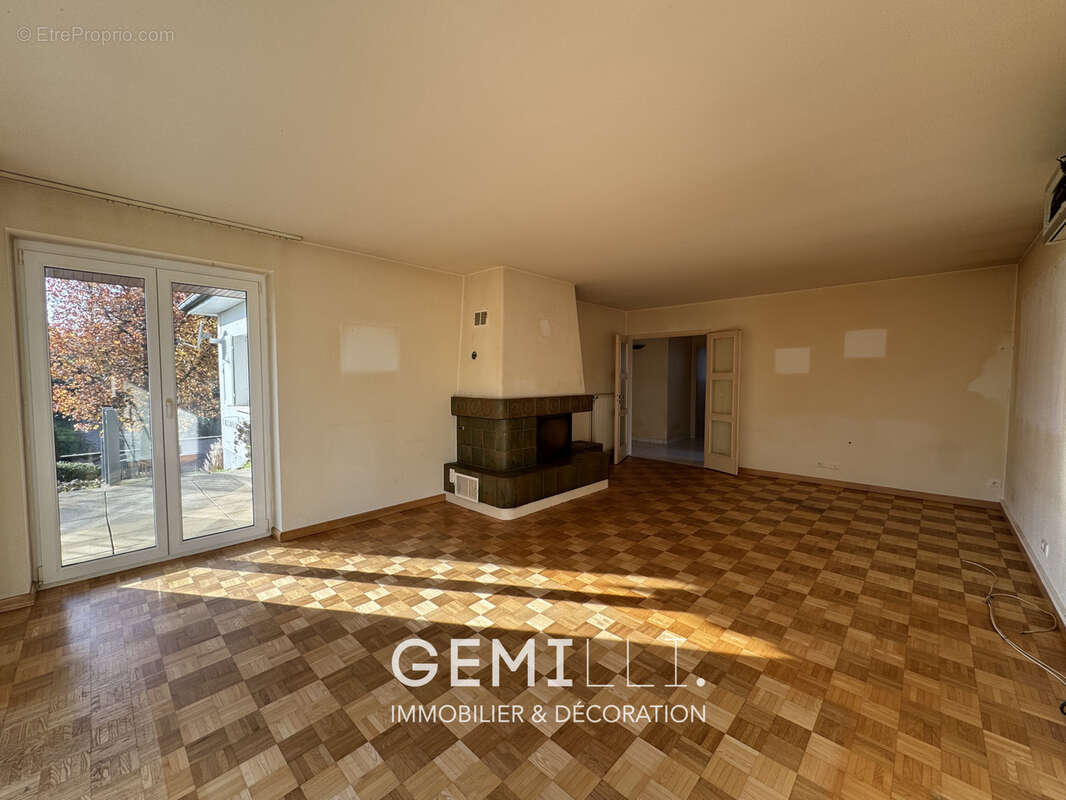 Maison à STEINBRUNN-LE-BAS