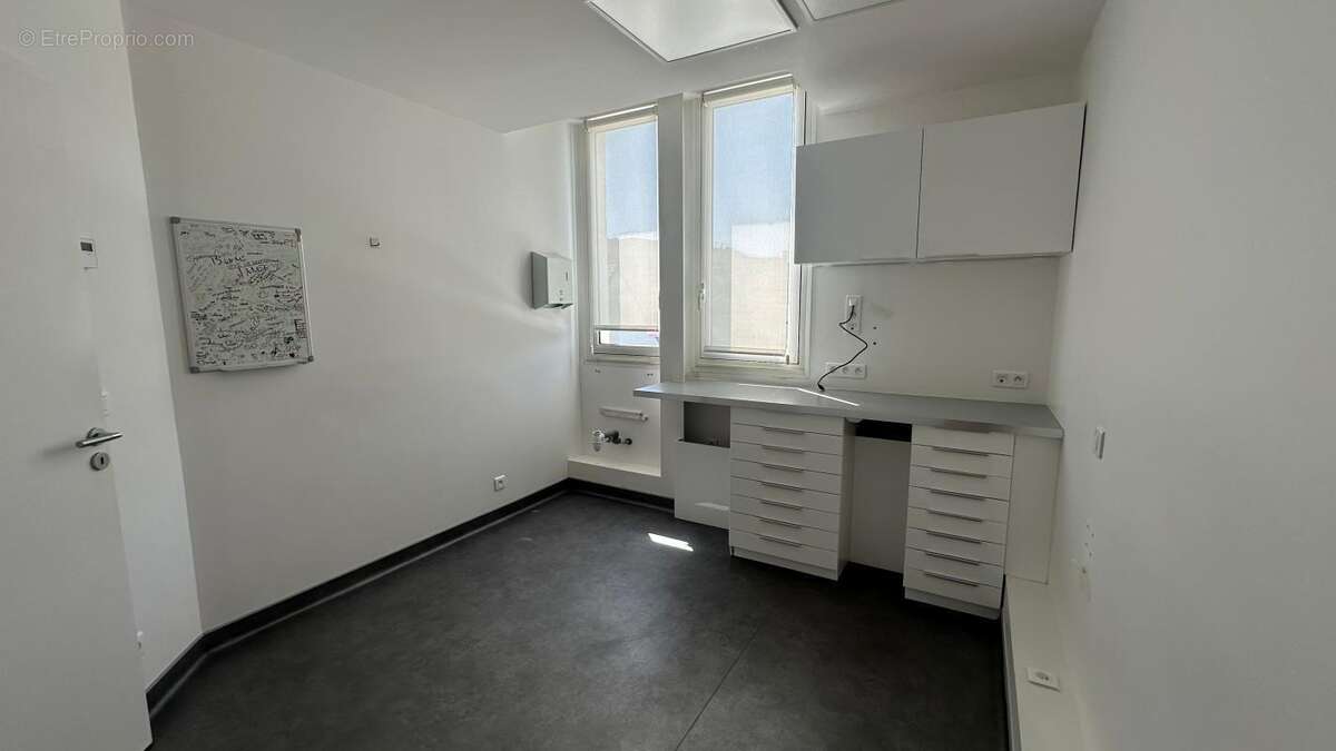 Local Professionnel centre commercial Chamfleury - photo 6