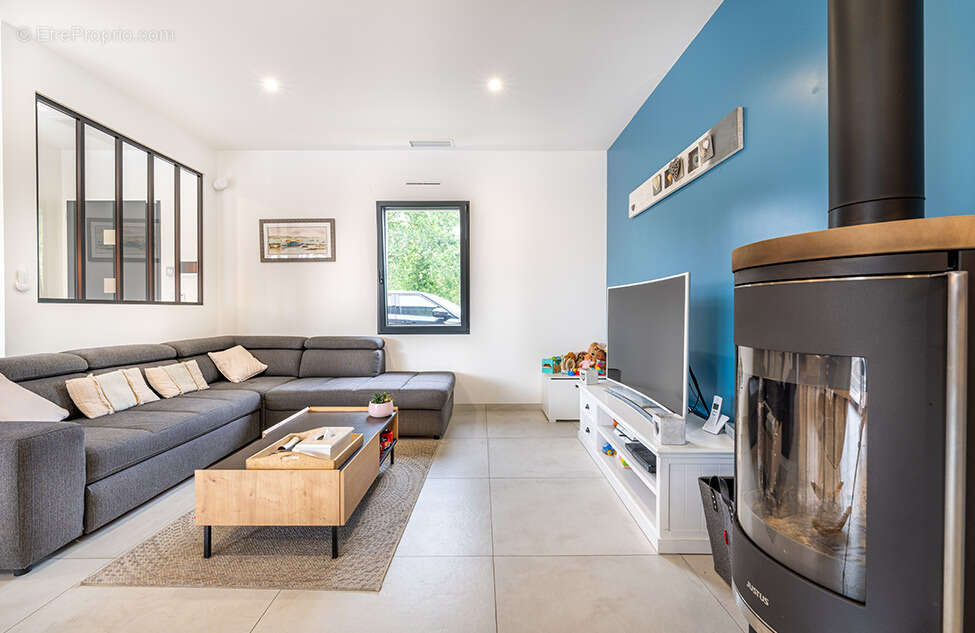 Terrain à SAINT-GENES-DE-LOMBAUD